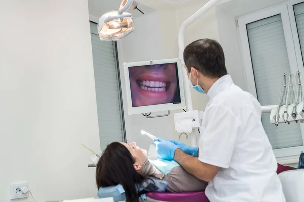 Οδοντίατρος Εξετάζει Δόντια Του Ασθενούς Κάμερα Κοιτάζοντας Την Οθόνη — Φωτογραφία Αρχείου