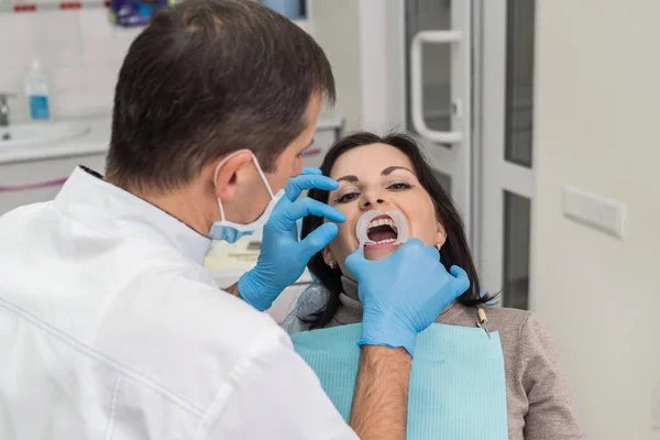 Οδοντίατρος Που Εργάζεται Ασθενή Στο Οδοντιατρείο — Φωτογραφία Αρχείου
