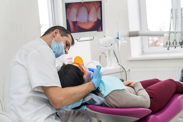 Dentysta Wybielanie Pacjenta Stomatologii — Zdjęcie stockowe