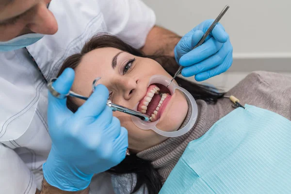 Mani Dentiste Con Strumenti Primo Piano Del Viso Paziente — Foto Stock