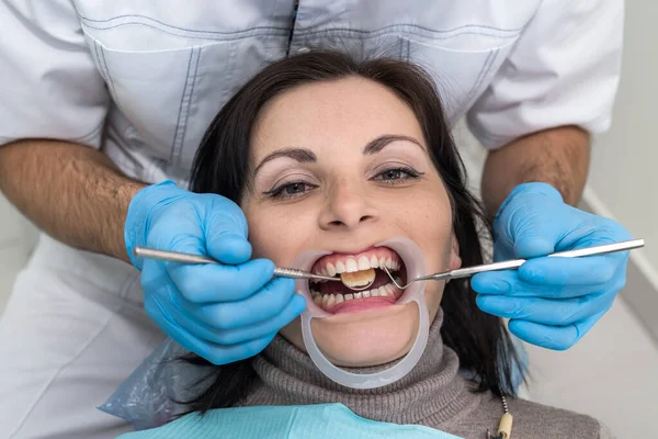 Οδοντίατρος Χέρια Όργανα Και Πρόσωπο Ασθενή Closeup — Φωτογραφία Αρχείου