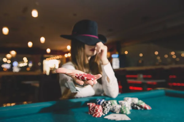 Kvinna Hatt Som Erbjuder Casino Chips Handflatan — Stockfoto