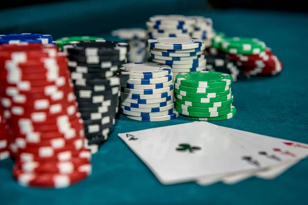 Fichas Poker Com Quatro Ases Mesa Casino — Fotografia de Stock