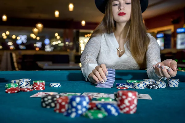 Kvinnlig Hand Med Spelkort Och Marker Närbild — Stockfoto