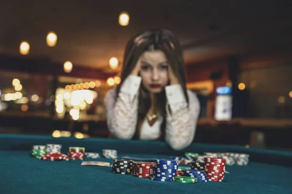 Upprörd Kvinna Kasino Sitter Bakom Pokerbordet — Stockfoto