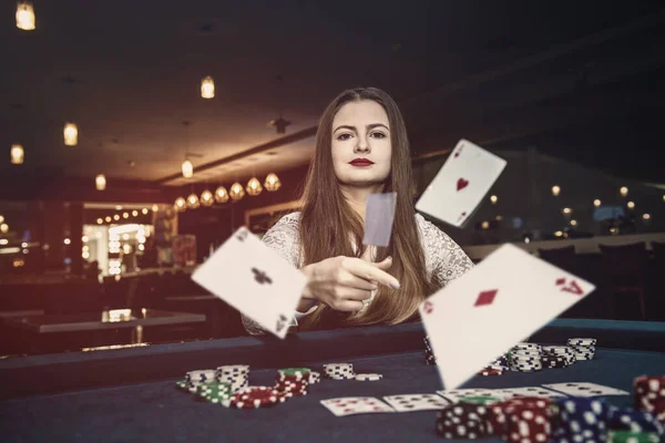 Ung Kvinna Kastar Spelkort Casino — Stockfoto