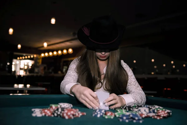 Kvinna Hatt Kollar Sina Kort Kasino — Stockfoto