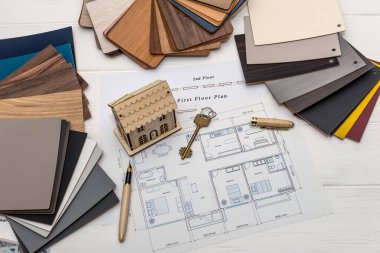 Dekorasyon ve proje için ahşap örnekleri olan ev modeli