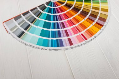 Ahşap arka planda farklı renk örnekleyici