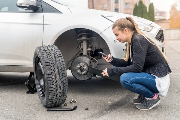 Junge Frau Telefoniert Der Nähe Von Auto Ohne Rad — Stockfoto