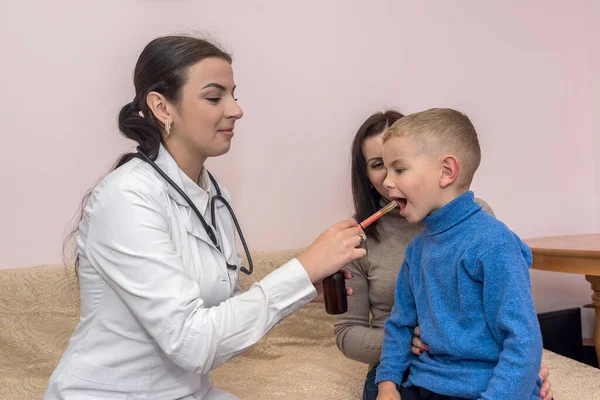 Kinderarts Met Medicament Jongen Patiënt Met Zijn Moeder — Stockfoto