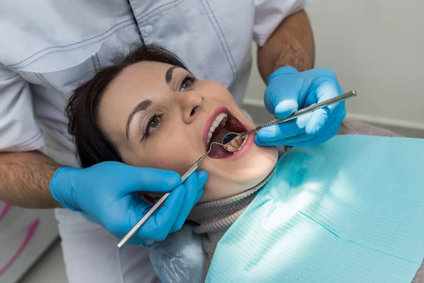 Dentista Checando Dentes Mulher Com Espelho Durante Visita — Fotografia de Stock