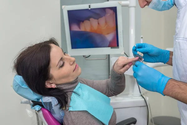 Mujer Odontología Señalando Muestreador Dientes — Foto de Stock