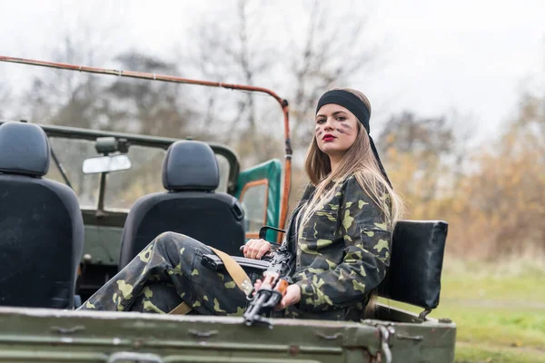 Mujer Con Rifle Posando Coche Militar — Foto de Stock