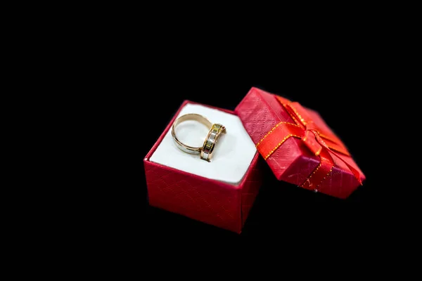 Anéis Casamento Caixa Presente Isolado Preto — Fotografia de Stock