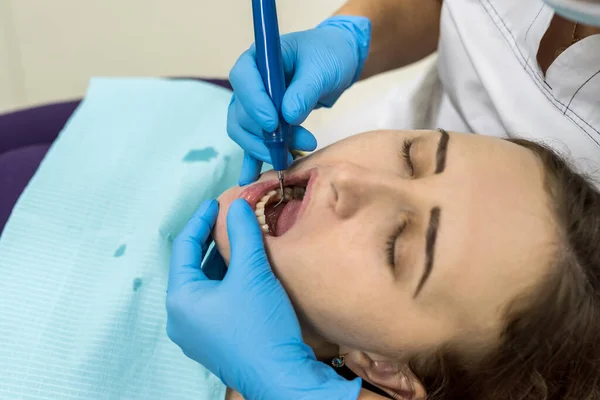 Mãos Dentista Luvas Com Ferramenta Rosto Mulher — Fotografia de Stock