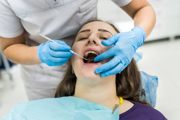 Mani Del Medico Con Specchio Che Controlla Denti Del Paziente — Foto Stock