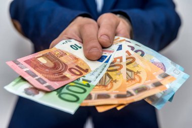 Avro banknotlarının seçici odak noktası erkeklerin ellerinde