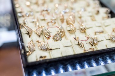 Altın mücevherlerle kuyumcuda vitrin. 