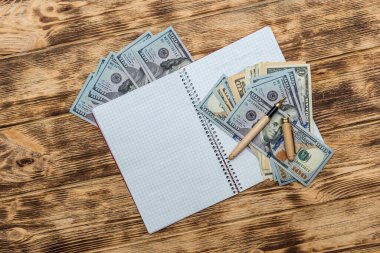 Boş not defteri ve kalemle Amerikan doları.