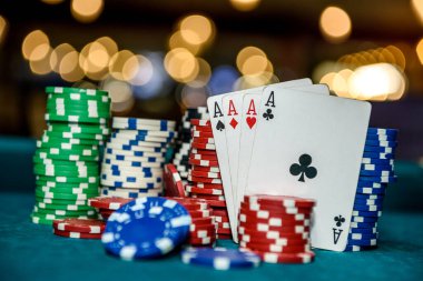 Kumarhanede dört as ve poker fişleri.