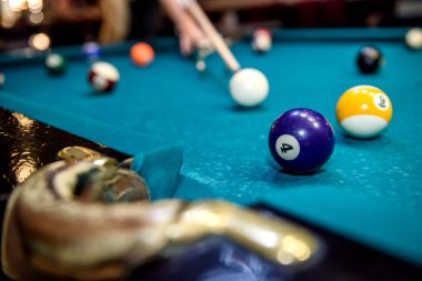 Mavi masadaki bilardo topunda seçmeli odak