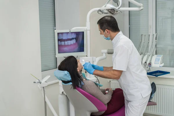 Dentista Examinando Los Dientes Del Paciente Con Cámara Intraoral — Foto de Stock