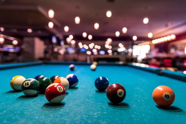 Oyun Masasında Dağılmış Renkli Bilardo Topları — Stok fotoğraf