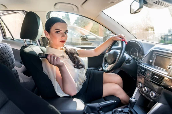 Mujer Sentada Asiento Del Conductor Mostrando Llave Del Coche — Foto de Stock