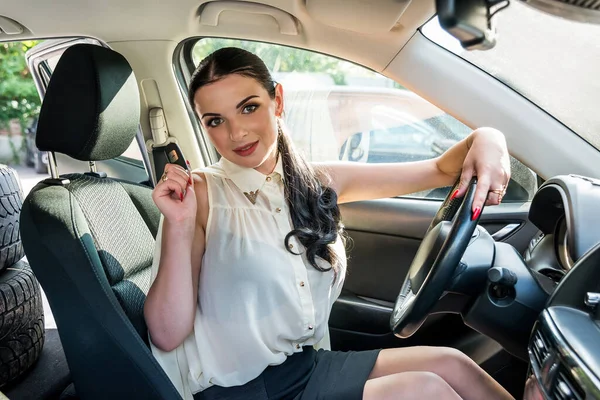 Приваблива Брюнетка Жінка Автомобільним Ключем Позує Всередині Машини — стокове фото