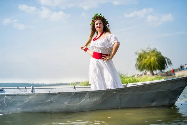 Menina Bonita Vestido Nacional Barco Lago — Fotografia de Stock