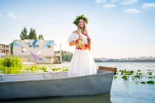 Красивая Девушка Национальном Платье Лодке Озере — стоковое фото
