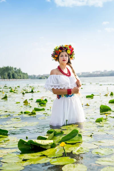 Όμορφο Κορίτσι Εθνικά Ρούχα Στέκεται Στη Λίμνη — Φωτογραφία Αρχείου