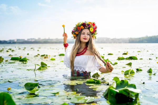 Gyönyörű Lány Vízililiom Áll Vízben — Stock Fotó