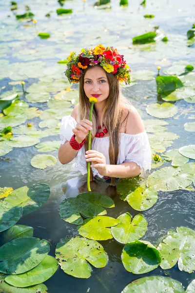 美丽的姑娘 睡莲站在水里 — 图库照片