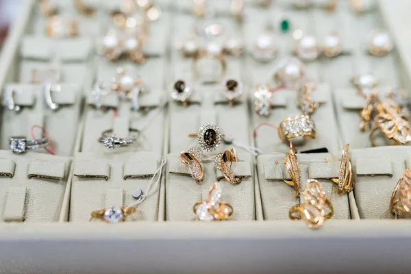 Bir Mağazanın Vitrininde Altın Mücevherler — Stok fotoğraf