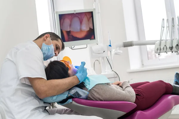 Procedimiento Blanqueamiento Paciente Odontología Con Lámpara — Foto de Stock