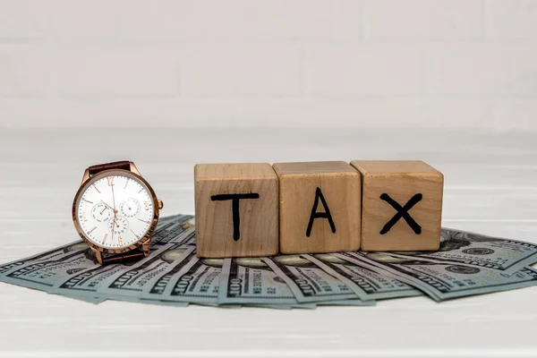 Cubos Madeira Com Notas Dólar Relógio Pulso — Fotografia de Stock