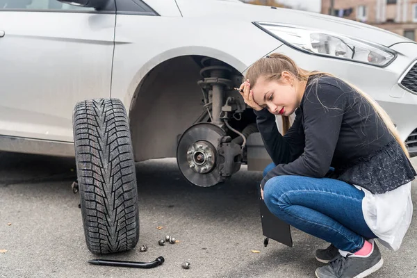 Žena Zoufalství Při Pohledu Náhradní Kolo Pro Auto — Stock fotografie