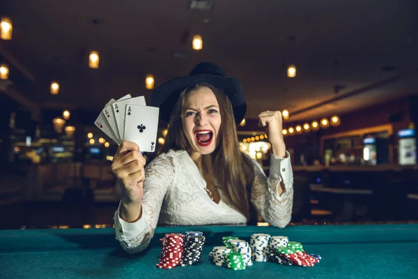 Glad Kvinna Kasino Med Fyra Ess — Stockfoto