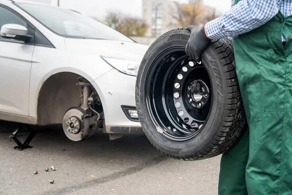 Arbeiter Hände Mit Reserverad Nahaufnahme — Stockfoto