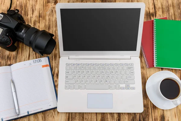 Digitalkamera Mit Laptop Und Farbsampler Auf Dem Schreibtisch — Stockfoto