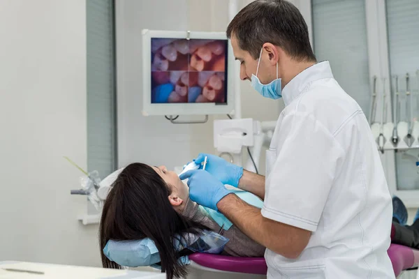 Dentista Revisando Los Dientes Del Paciente Con Cámara Estomatología — Foto de Stock