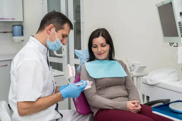Dentysta Pokazuje Jak Czyścić Zęby Prosto Pacjenta — Zdjęcie stockowe