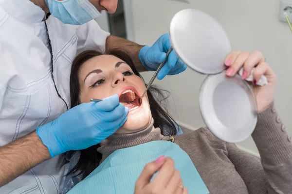 Médico Mostrando Los Dientes Del Paciente Problemas Espejo — Foto de Stock