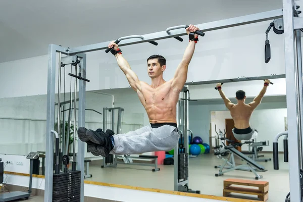 Man Gym Doing Some Exercises Crossbar — Stock Photo, Image