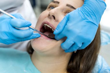 Eldivenli dişçi elleri enstrüman ve hastayla