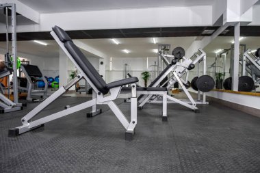 Modern spor salonundaki farklı spor aletleri.