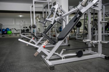 Modern spor salonundaki farklı spor aletleri.