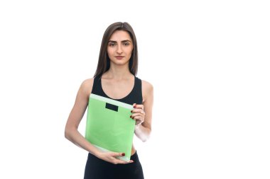 Beyaz pullu, sportif kadın.